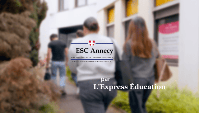 ESC Annecy, façade et entrée du campus de lécole de commerce avec étudiants.