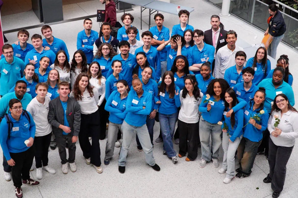 Photo aérienne du groupe détudiants EMLV en polos bleus dans latrium.