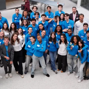 Photo aérienne du groupe détudiants EMLV en polos bleus dans latrium.