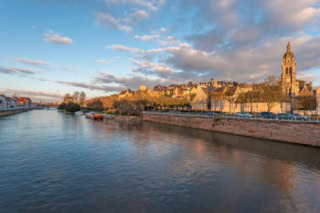 Le Mans, quai de la Sarthe au soir: clocher, vieille ville et reflets sur leau.