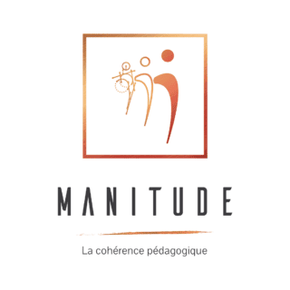 Logo métallique encadré MANITUDE représentant trois silhouettes pédagogiques, effet brossé cuivre doré.