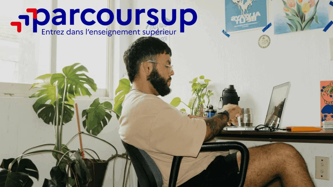 Parcoursup : étudiant au bureau préparant sa candidature, ordinateur et plantes.