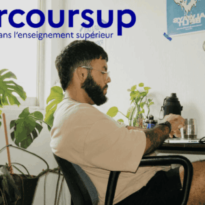 Parcoursup : étudiant au bureau préparant sa candidature, ordinateur et plantes.