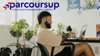 Parcoursup : étudiant au bureau préparant sa candidature, ordinateur et plantes.