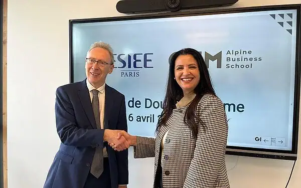 Poignée de main officielle entre ESIEE Paris et Alpine Business School, signature de partenariat.