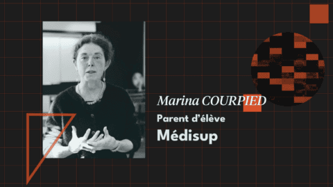 Portrait noir et blanc dune mère, parent délève, interview en médiathèque.