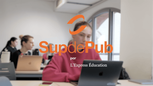 Étudiants SupdePub en salle détude avec ordinateurs et logo orange.