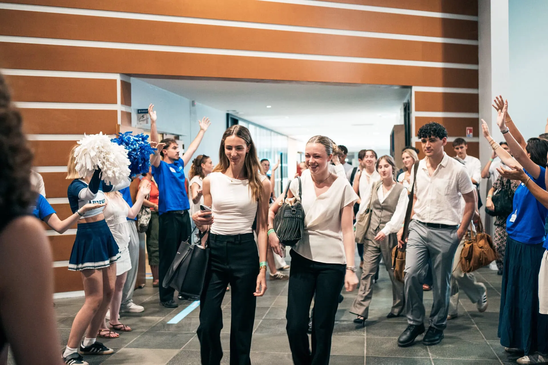 Accueil prépa Audencia 2026 : étudiants accueillis en tunnel dapplaudissements.