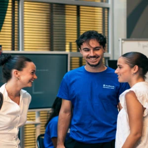 Équipe Audencia Admissions 2026 : étudiants souriants en accueil et orientation campus.