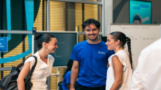 Équipe Audencia Admissions 2026 : étudiants souriants en accueil et orientation campus.