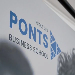 Bannière École des Ponts Business School avec logo triangulaire bleu.