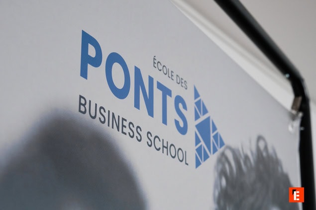 Bannière École des Ponts Business School avec logo triangulaire bleu.