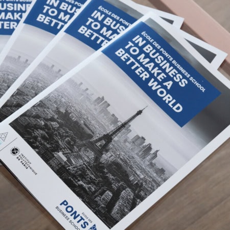 Brochure École des Ponts Business School, photo aérienne de Paris avec Tour Eiffel.