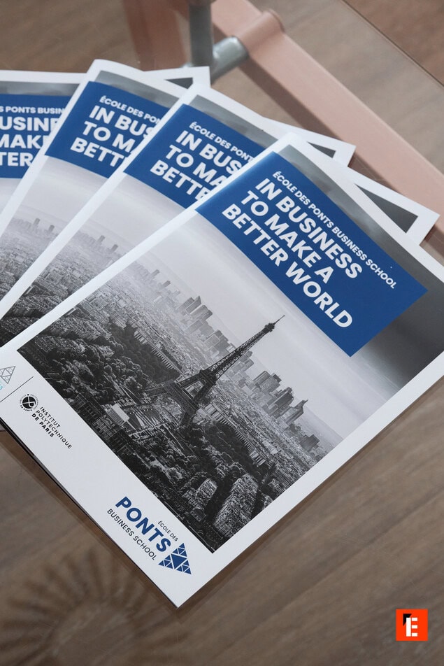 Brochure École des Ponts Business School, photo aérienne de Paris avec Tour Eiffel.