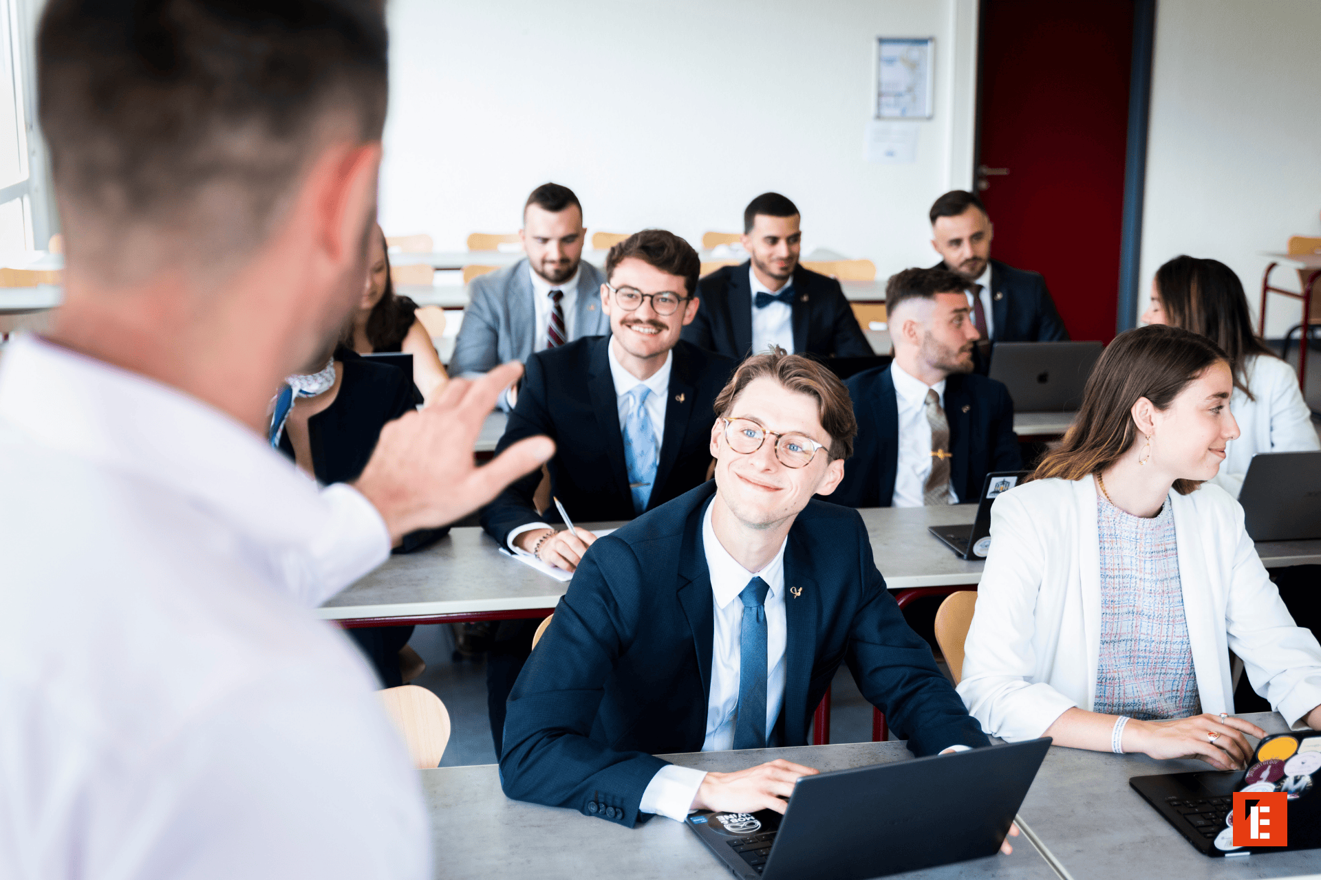 Classe professionnelle détudiants avec ordinateurs portables et présentateur.