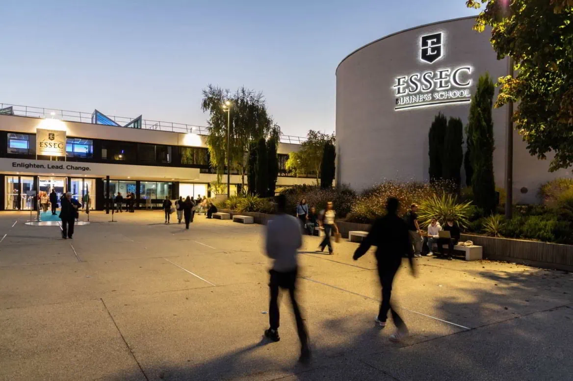 Entree Essec Campus Crepuscule