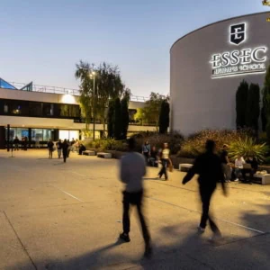 Entree Essec Campus Crepuscule