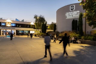 Entree Essec Campus Crepuscule