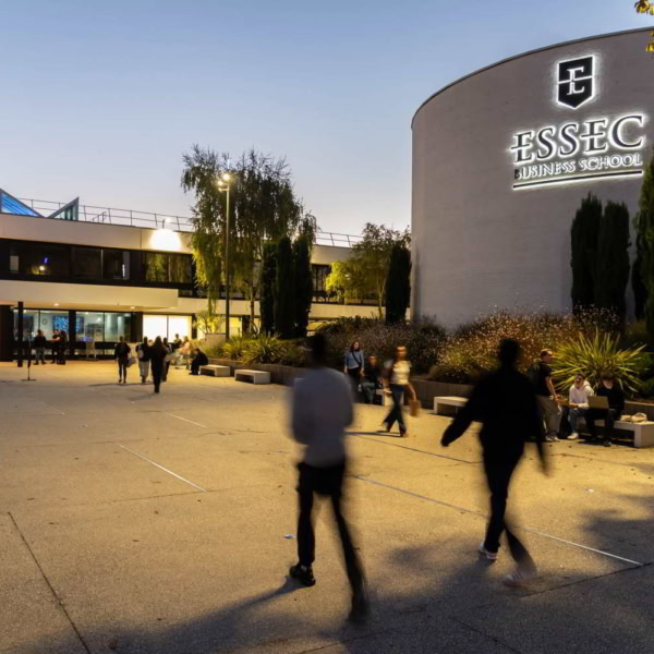 Entree Essec Campus Crepuscule