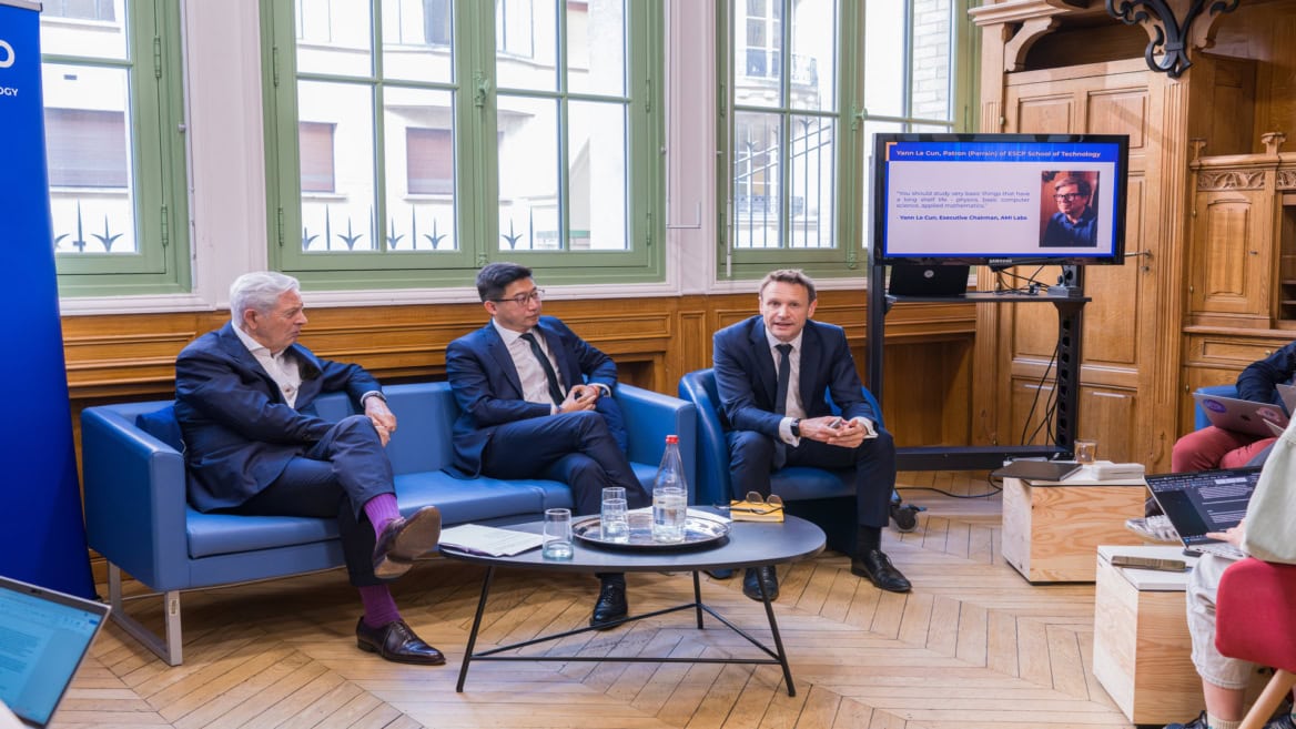 Table ronde ESCP sur technologie et leadership, trois intervenants en costume dans une suite.