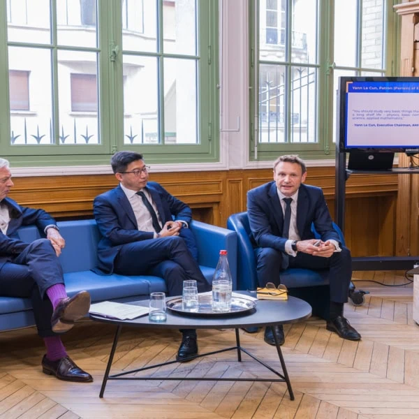 Table ronde ESCP sur technologie et leadership, trois intervenants en costume dans une suite.