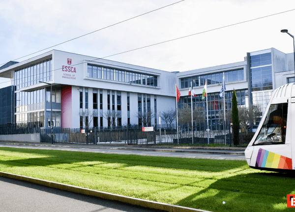 ESSCA École de Management : bâtiment moderne vitré, tram et campus urbain.