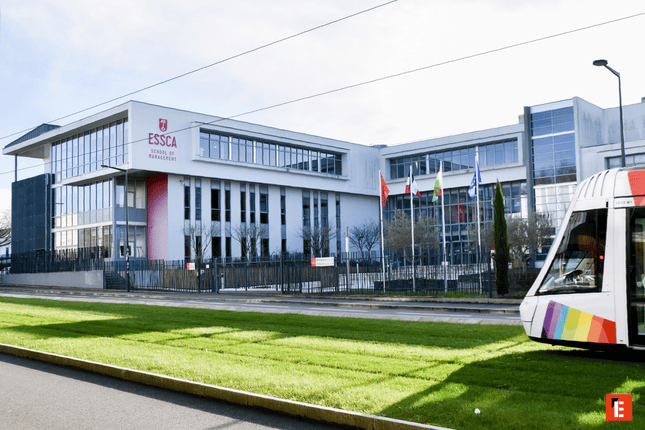 ESSCA École de Management : bâtiment moderne vitré, tram et campus urbain.
