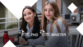 Étudiantes à table sur campus, travail académique Master et doctorat, ambiance professionnelle.