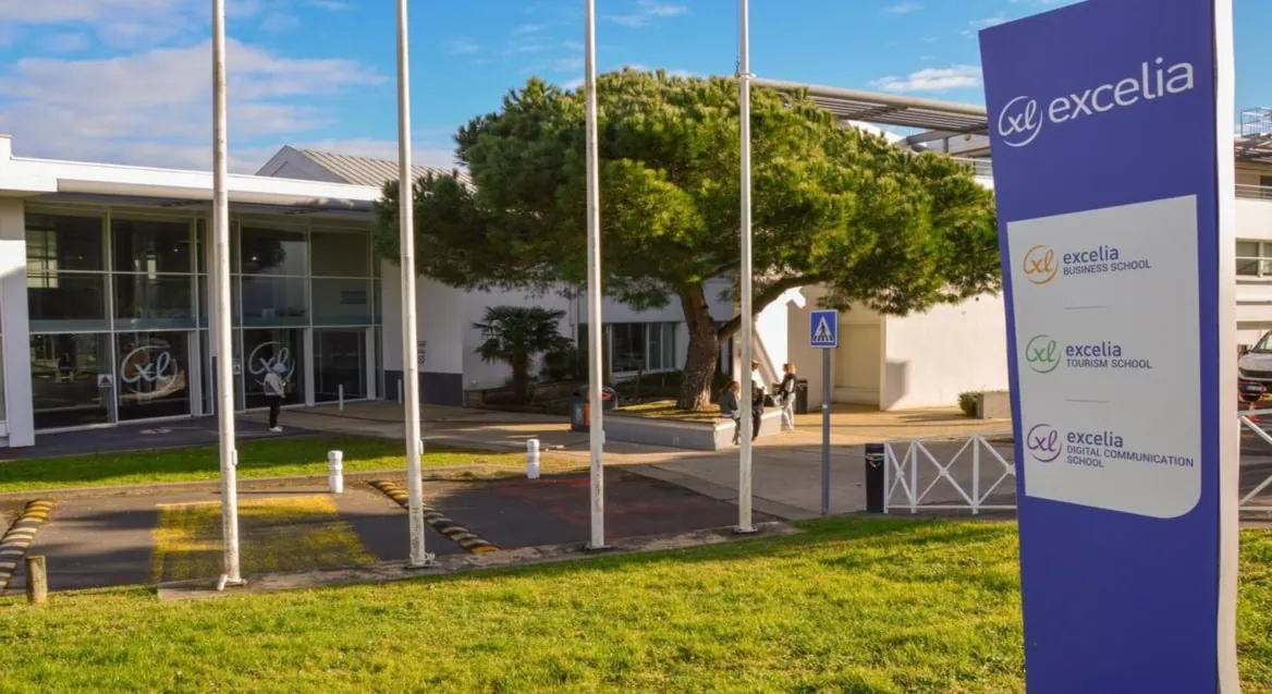 Entrée du campus Excelia, bâtiment moderne, écoles de commerce, tourisme et communication digitale.