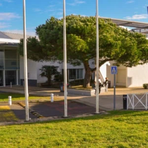 Entrée du campus Excelia, bâtiment moderne, écoles de commerce, tourisme et communication digitale.