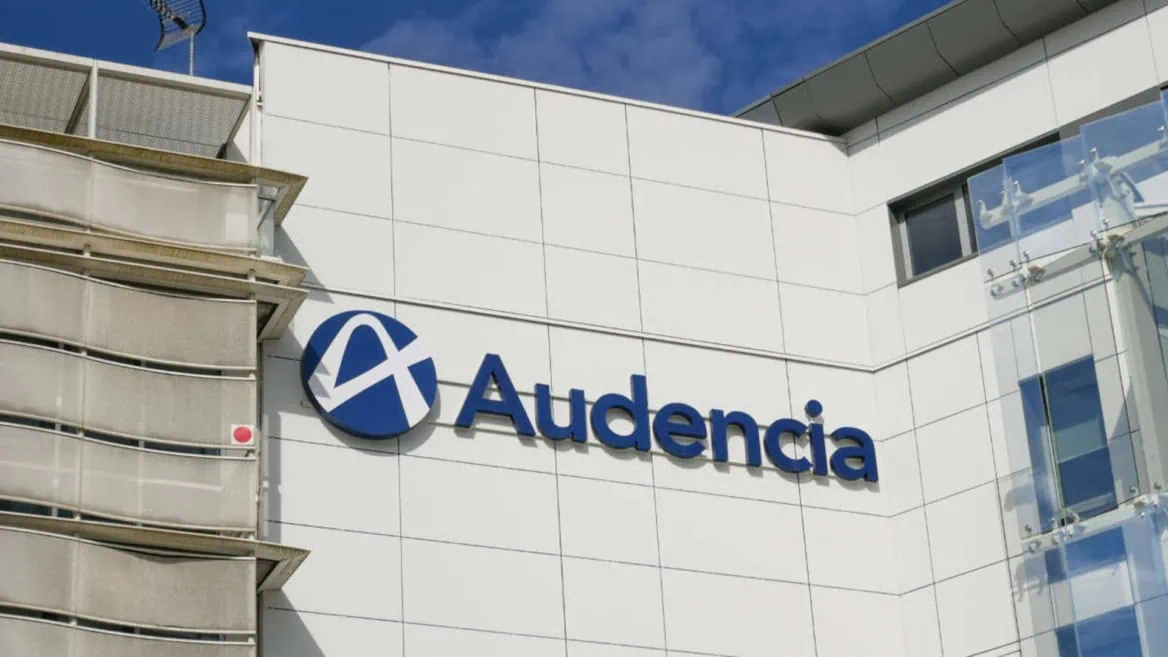 Façade Audencia avec enseigne bleue sur panneaux blancs et façade vitrée.