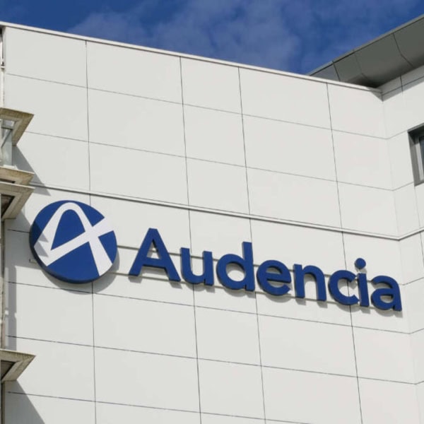 Façade Audencia avec enseigne bleue sur panneaux blancs et façade vitrée.