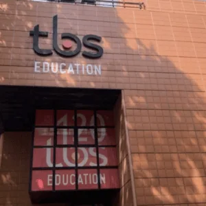 Façade TBS Éducation en terre cuite, logo et vitrine moderne.