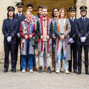 Portrait de groupe de dix jeunes sous arcade : uniformes bleus et tenues décontractées colorées.