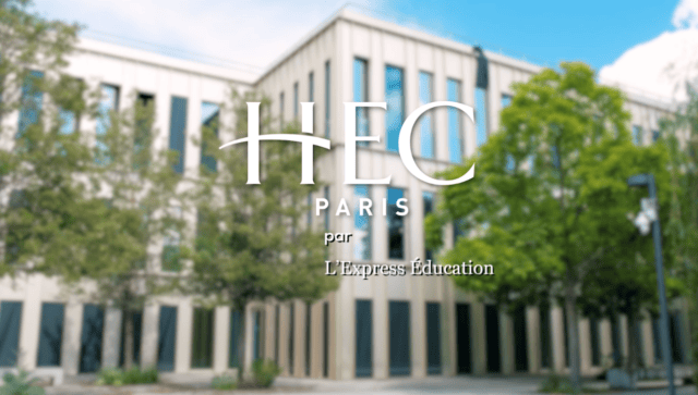 Logo HEC Paris sur photo de campus avec façade moderne et arbres.