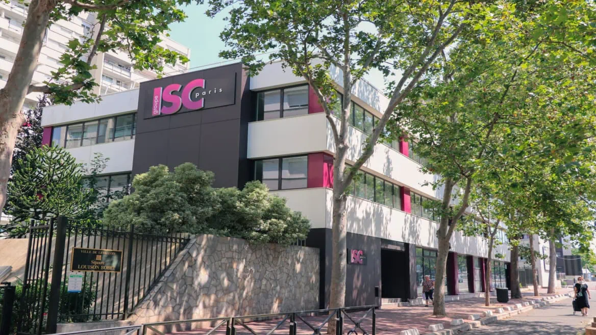 Façade ISC Paris de bureaux à Levallois, arbres et trottoir ensoleillé.