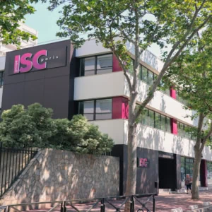 Façade ISC Paris de bureaux à Levallois, arbres et trottoir ensoleillé.