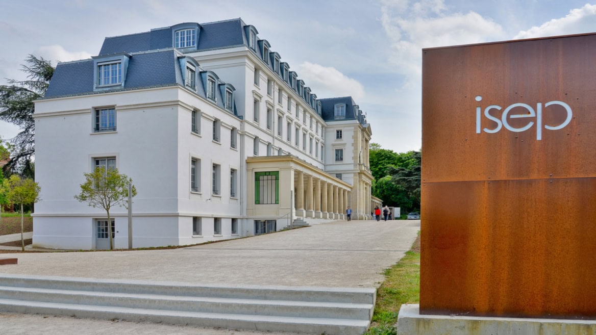 Entrée de lISEP : façade classique, portique à colonnes, panneau corten et escalier daccès.