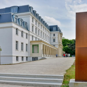 Entrée de lISEP : façade classique, portique à colonnes, panneau corten et escalier daccès.