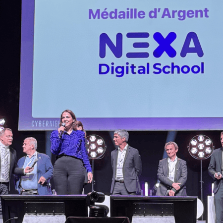 Remise Médaille dArgent NEXA Digital School sur scène, intervenante en bleu lors de conférence.