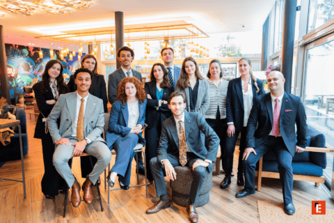 Portrait déquipe professionnelle dans un lounge moderne, équipe corporate souriante et élégante.