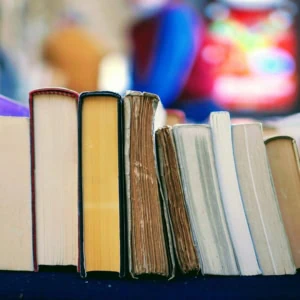 Rangée de livres anciens et modernes, bords de pages jaunies, texture pour bibliothèque.