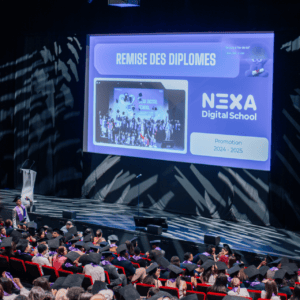 Remise des diplômes Nexa Digital School 2024-2025, cérémonie en amphithéâtre avec diplômés en toges.