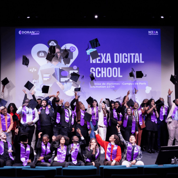 Remise de diplômes NEXA Digital Paris promotion 23/24, diplômés lançant leurs toques violettes.