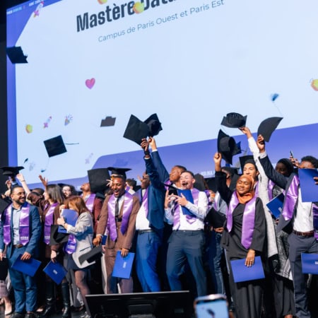 Remise de diplômes Mastère Data Paris promotion 2026, diplômés lançant leurs toques.