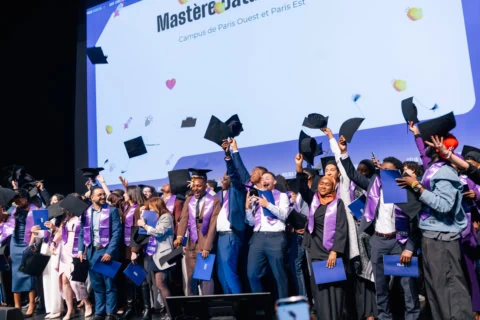 Remise de diplômes Mastère Data Paris promotion 2026, diplômés lançant leurs toques.