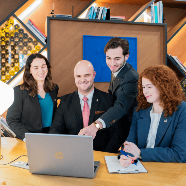 Réunion déquipe professionnelle autour dun ordinateur portable en bureau moderne, collaboration productive.