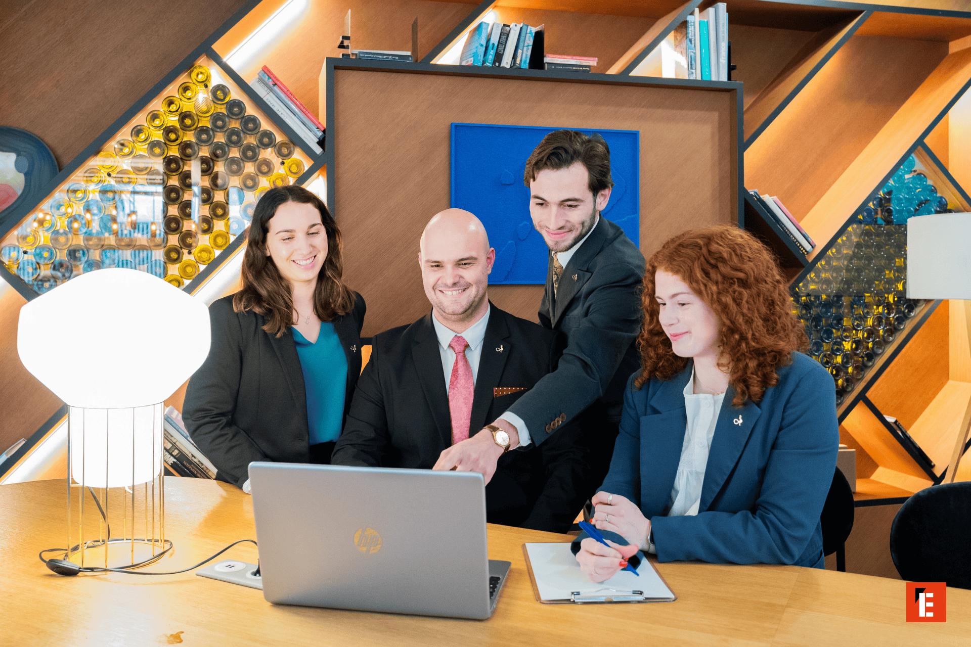 Réunion déquipe professionnelle autour dun ordinateur portable en bureau moderne, collaboration productive.