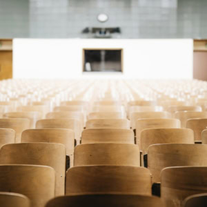 Auditorium vide aux rangées de sièges en bois, salle de conférence et denseignement.