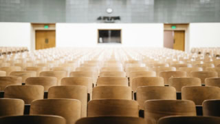Auditorium vide aux rangées de sièges en bois, salle de conférence et denseignement.